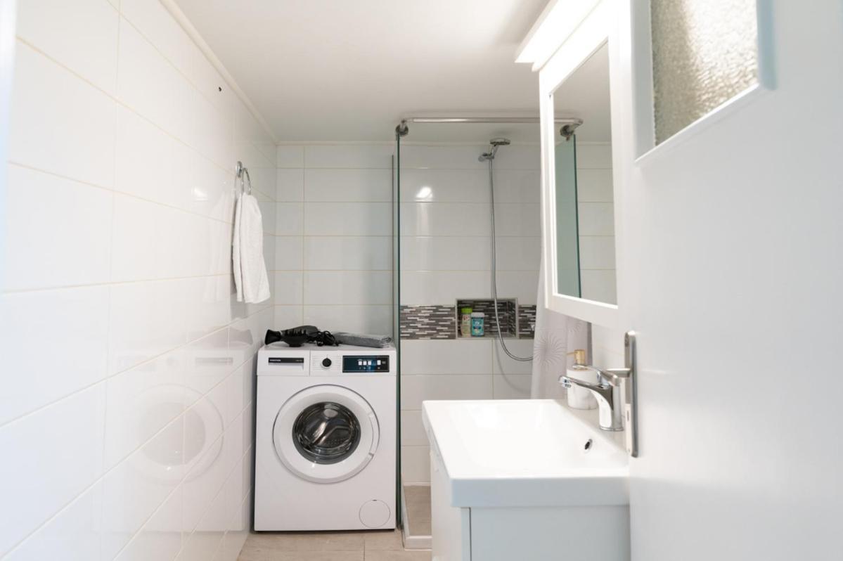 Entire Apt, Stylish, 1 Bedroom Apartment *