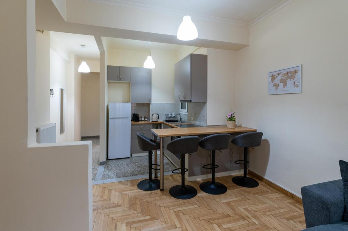 Entire Apt, Stylish, 1 Bedroom Apartment *